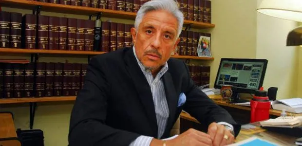 Se cruzó de carril y atropelló a un motociclista
