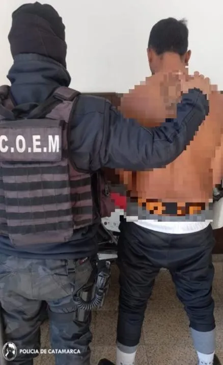 Se descompensó, provocó un triple choque y murió