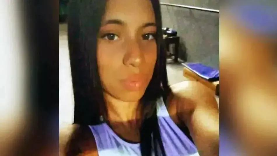 Se enamoró del ladrón que le apuntó con un arma y ahora tienen un hijo