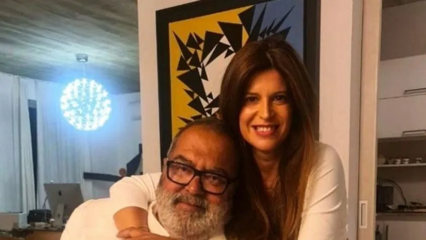 Se encadenó en una financiera y exige que le devuelvan su dinero