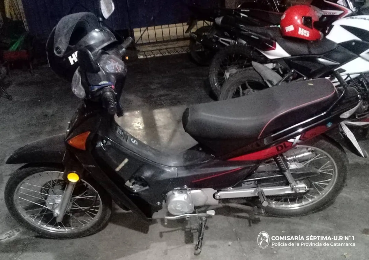 Se llevaba artículos de limpieza de un súper e intentó herir a la comerciante con un arma blanca