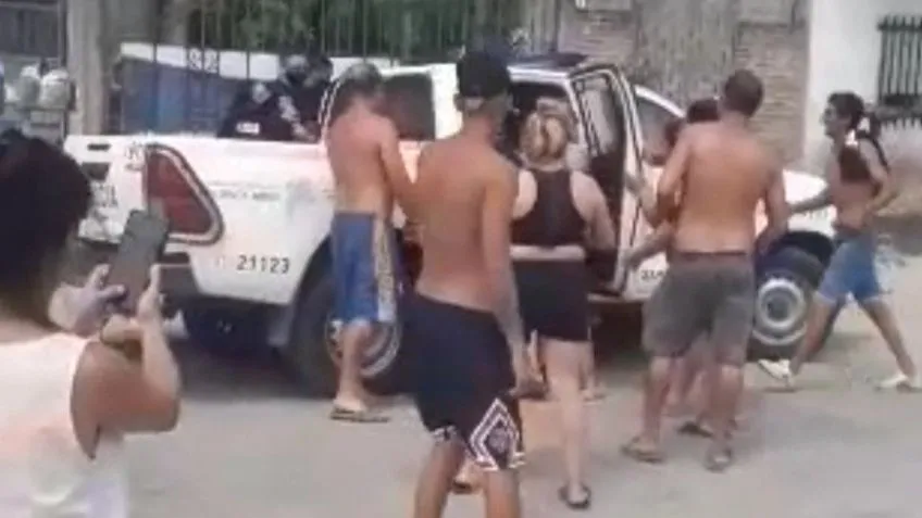 Se peleó con sus padres, cavó un pozo y se fue a vivir ahí