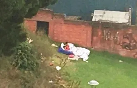 Se quitó la vida tirándose del piso 17, cayó sobre el cochecito de un bebé y lo mató