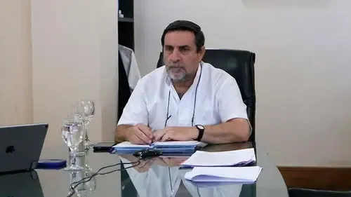 Se rompió un caño, calle intransitable y los vecinos no pueden ingresar a sus casas