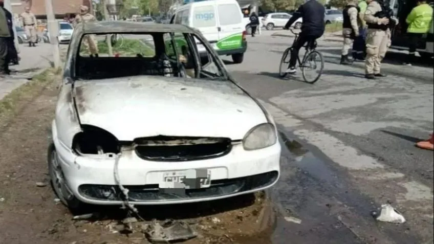 Se subió a la vereda en el Parque de los Niños y chocó contra un árbol