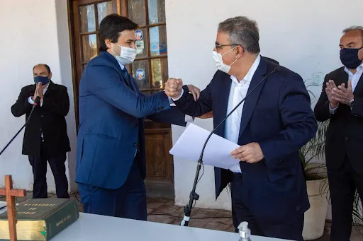 Se tatúo su pasaporte sanitario en el brazo porque era más práctico