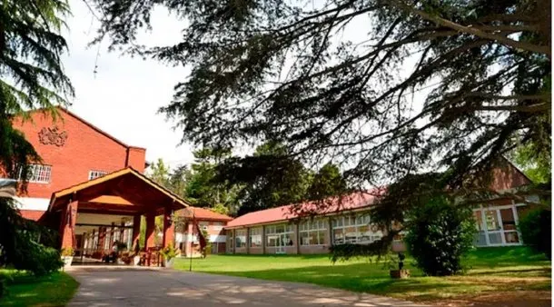 Siguió a su esposo y descubrió que la engañaba con otro hombre