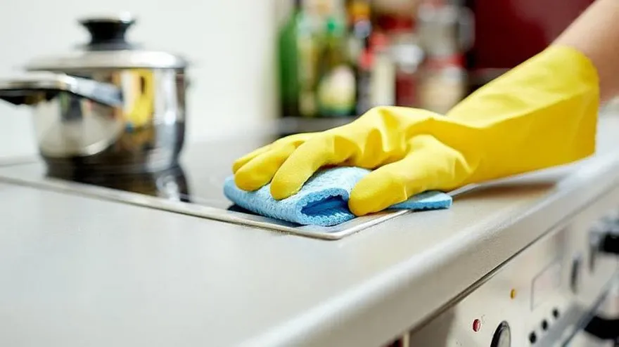 Su compañero de trabajo fue armado a su casa y ella lo mató con su propio cuchillo