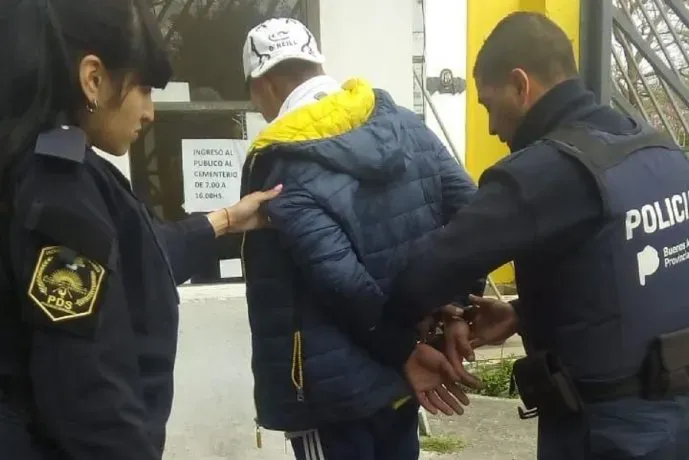 Subió al auto a una trabajadora sexual y luego, quiso arrojarla del mismo