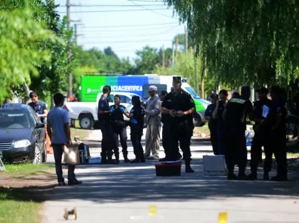 Sujeto acusado de robo amenazaba con tirarse del techo cuando llegó la policía