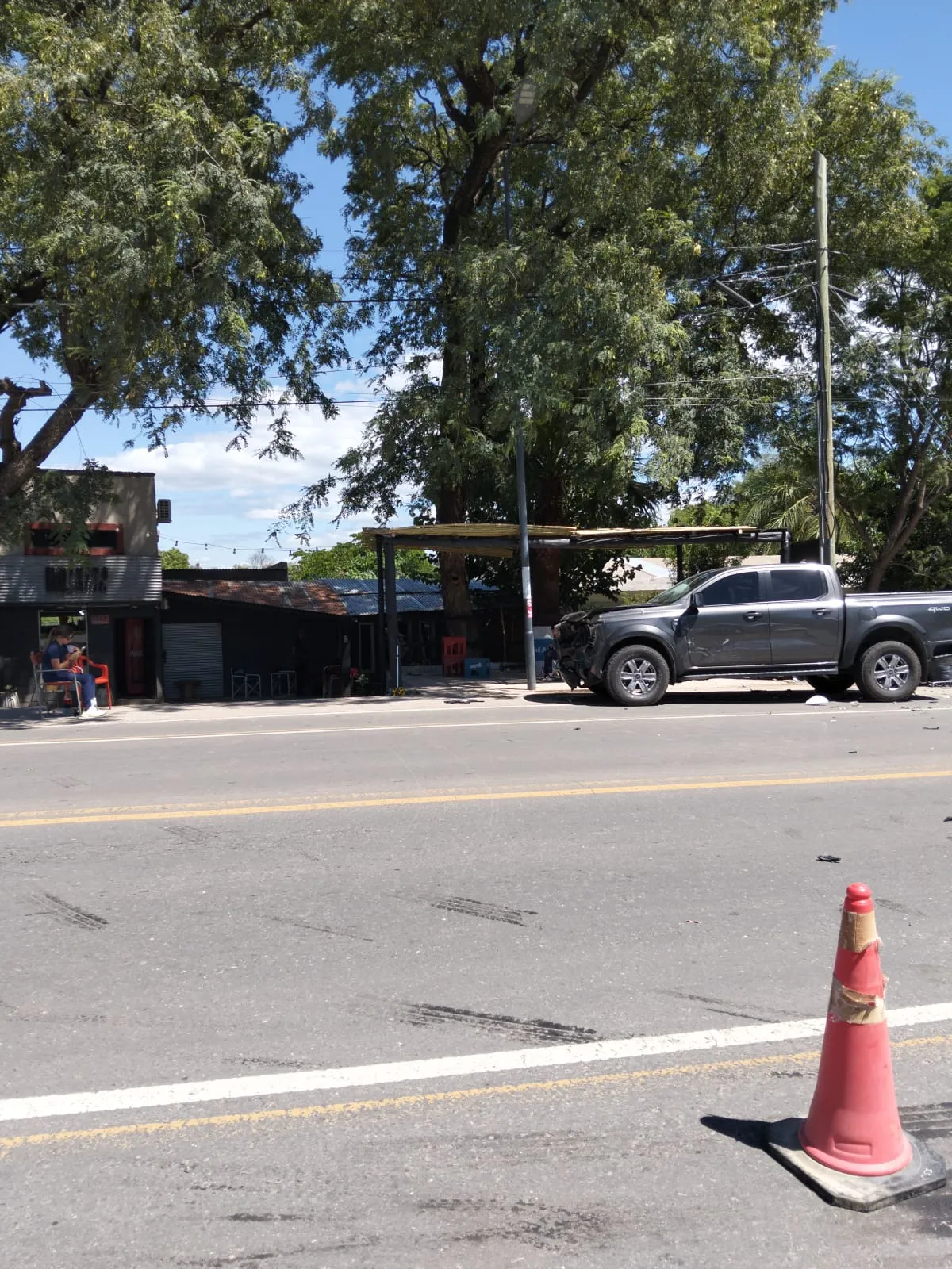 Sujeto golpeó salvajemente a dos hombres