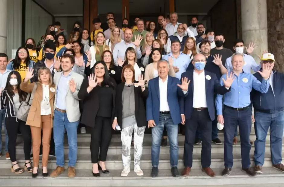 Suspendieron a una jueza por aparecer en una audiencia virtual en ropa interior y fumando en la cama