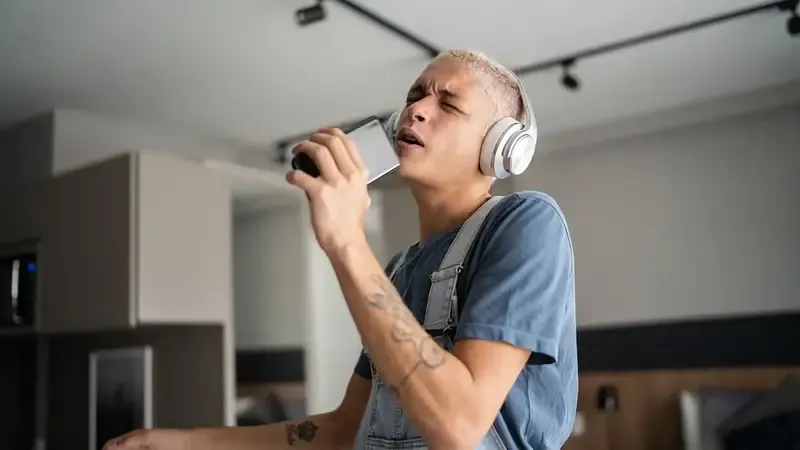 ¿Te quedó una canción pegada? Así podés encontrar el nombre del tema solo tarareándolo