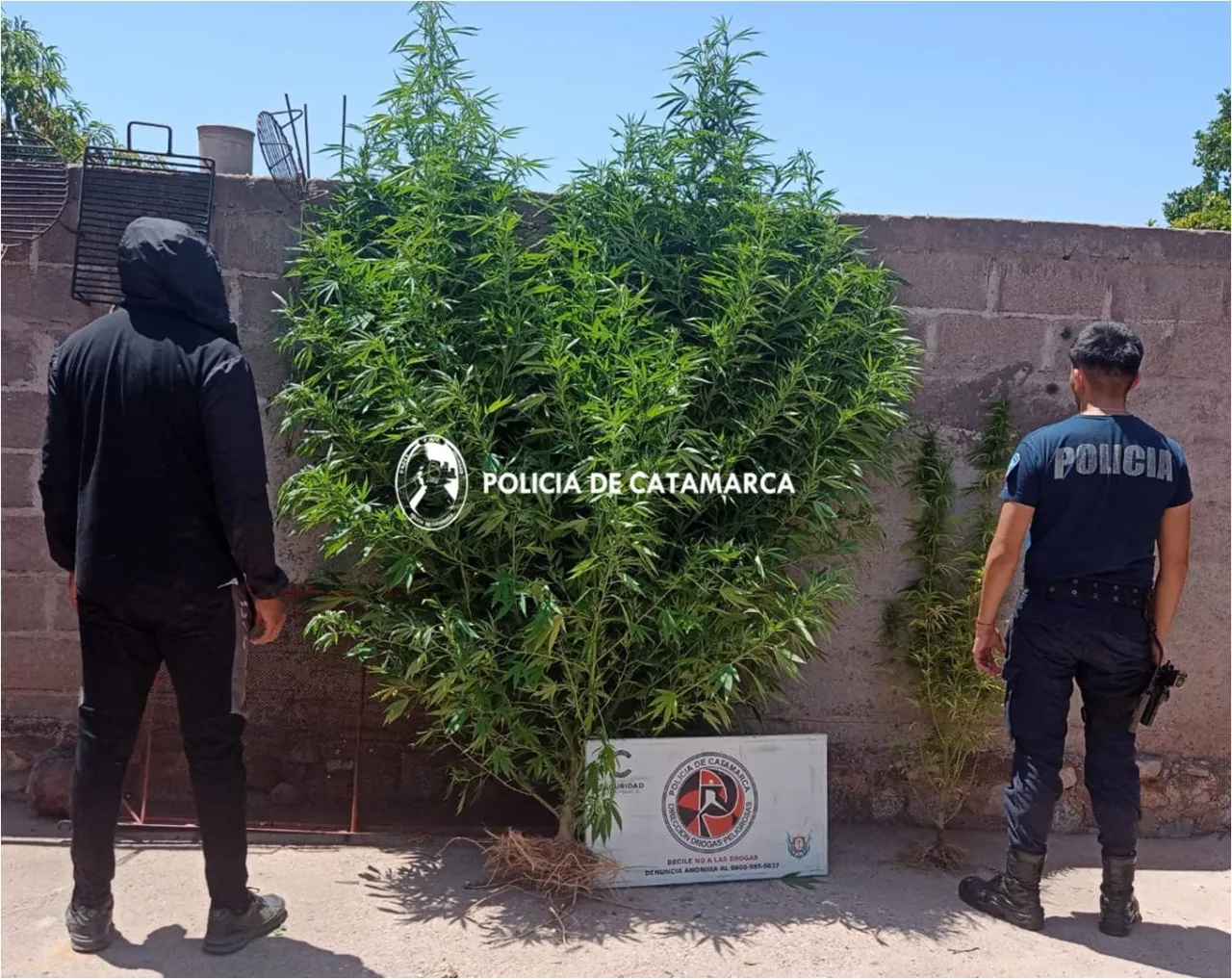 Tenso momento: amenazó con explotar una garrafa con una niña en sus brazos