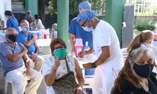 Terceras dosis o refuerzos: qué opinan los expertos sobre la triple combinación de vacunas