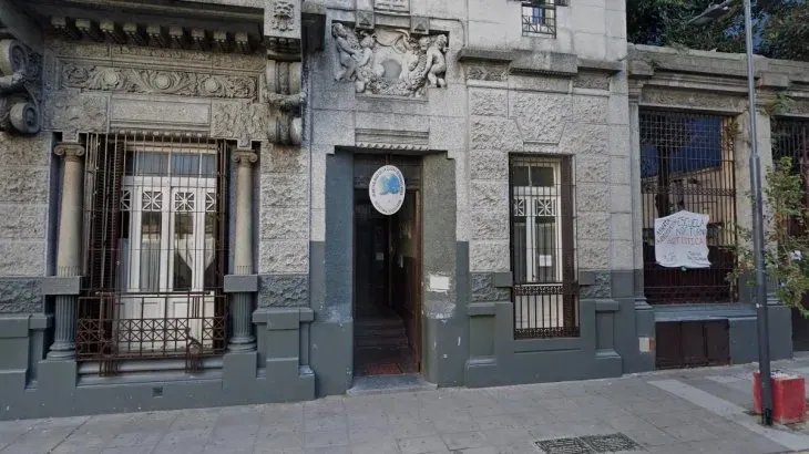 Terrible broma viral: viajaba en el capó, su amigo frenó de golpe y casi muere atropellado