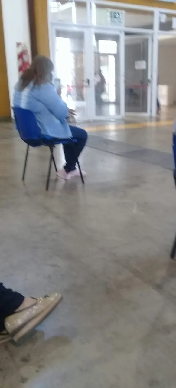 Tiene 24 años, sin antecedentes médicos y recibió la vacuna antes que su abuela de 88 con diabetes