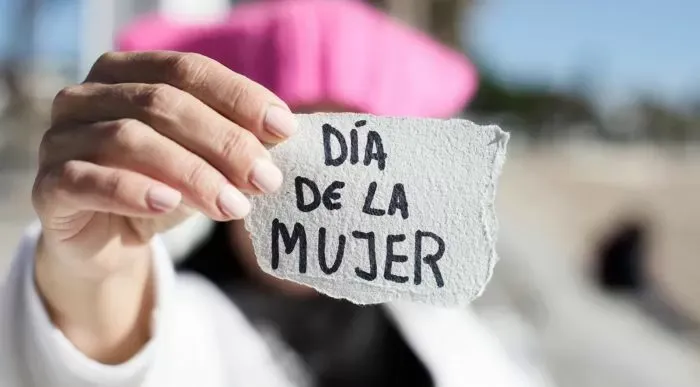 Tiene 62 años y desea convertirse en madre junto a su esposo 36 años menor