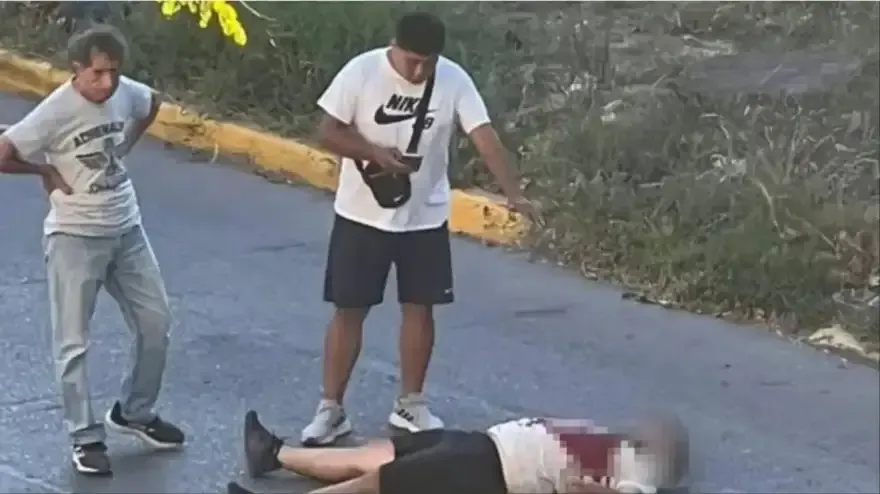 “¡Tiene un fierro en la mano!”: discutió con un vecino y lo atacó a tiros en medio de la calle