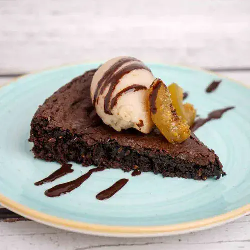 Torta vegana de chocolate con helado