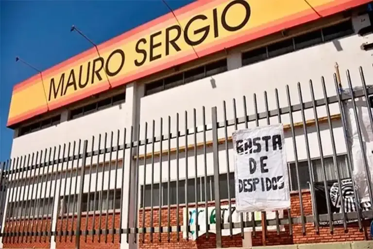 Trabajadores cortan la Avenida Félix Avellaneda