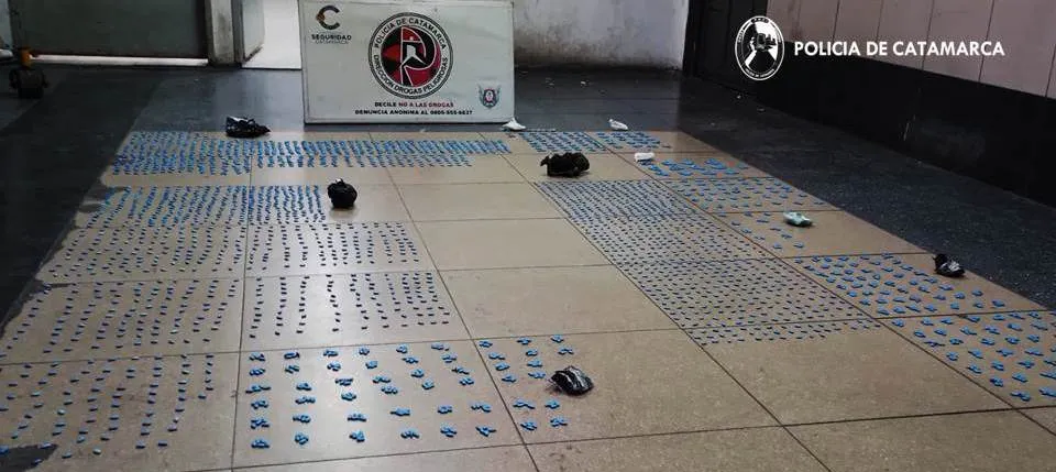 Transportaba once paquetes con cocaína acondicionados dentro de las puertas de su vehículo