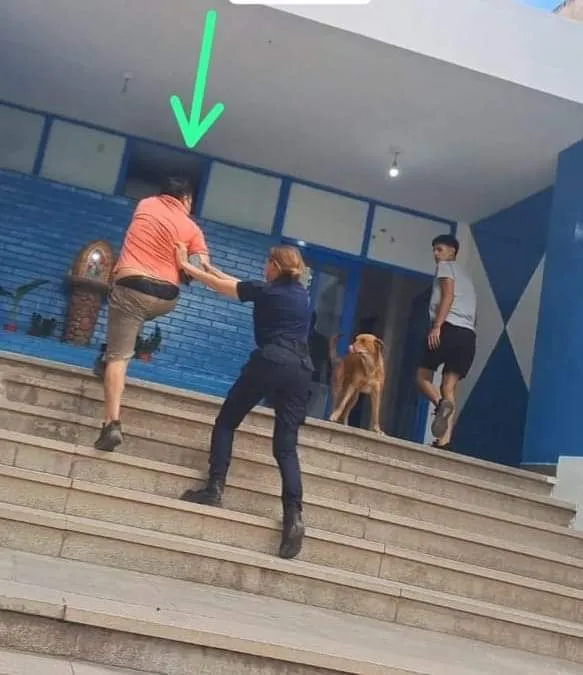 Tras discutir con su madre, le arrojó cuchillos