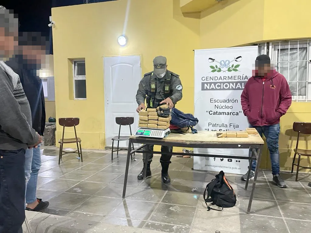 Tres individuos entraron al bar, agredieron a los trabajadores y le clavaron un tenedor a una persona