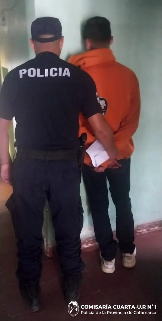Tucumán: sancionaron a policías que jugaron a la pelota en la calle