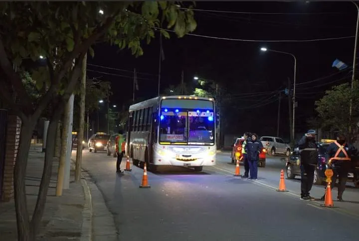 Tucumán: un camión que transportaba vehículos chocó y mató a dos mujeres motociclistas