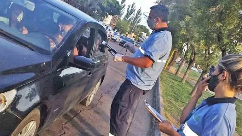 Tuvo tres trabajos para comprarse un Twingo y le pegó un cartel que se volvió viral: “¿Qué me decís, Shakira?