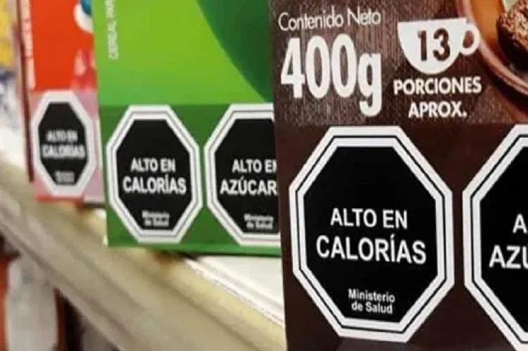 Un adolescente de 14 años chocó contra un puesto de comidas y terminó hospitalizado