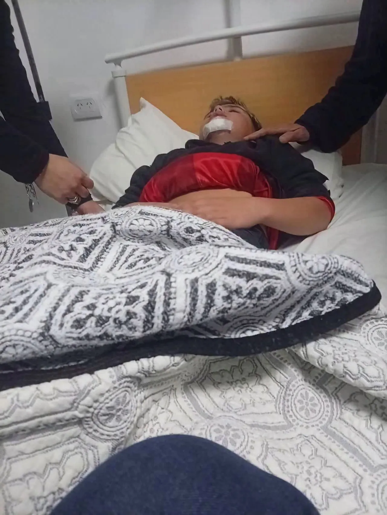 Un adolescente perdió cuatro dientes tras sufrir una grave caída por una "broma" vandálica