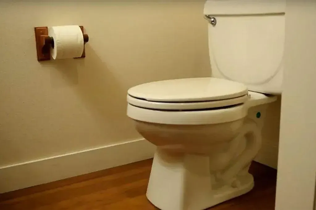 Un albañil quiso hacer un chiste al intentar tirar una pared y casi muere aplastado