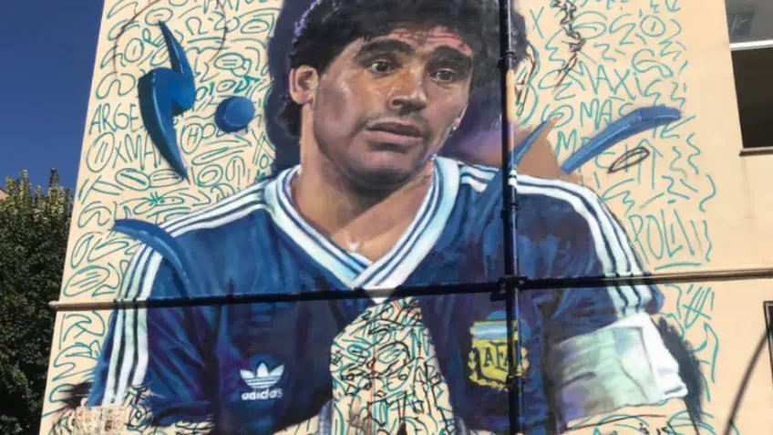 Un argentino hizo un mural de Diego Maradona en Pompeya