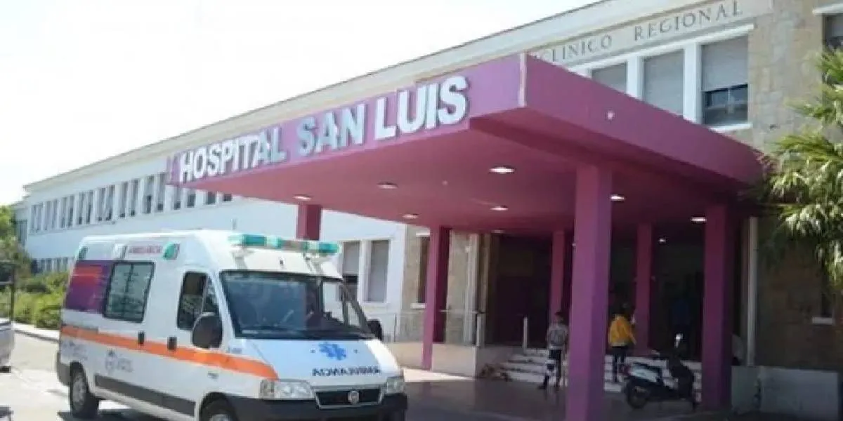 Un auto impactó contra un semáforo