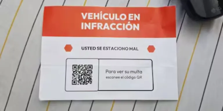 Un auto y una moto chocaron de frente: Docente perdió la vida
