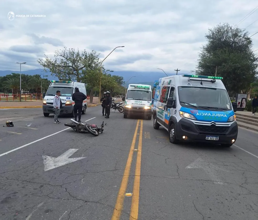 Un auto y una moto colisionaron