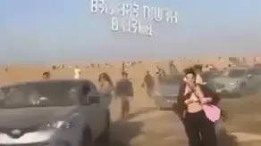 Un auto y una moto colisionaron