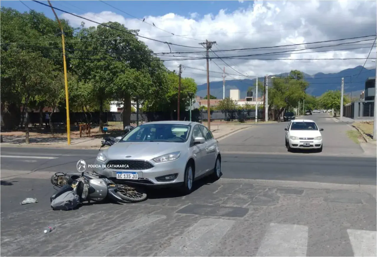 Un auto y una moto colisionaron