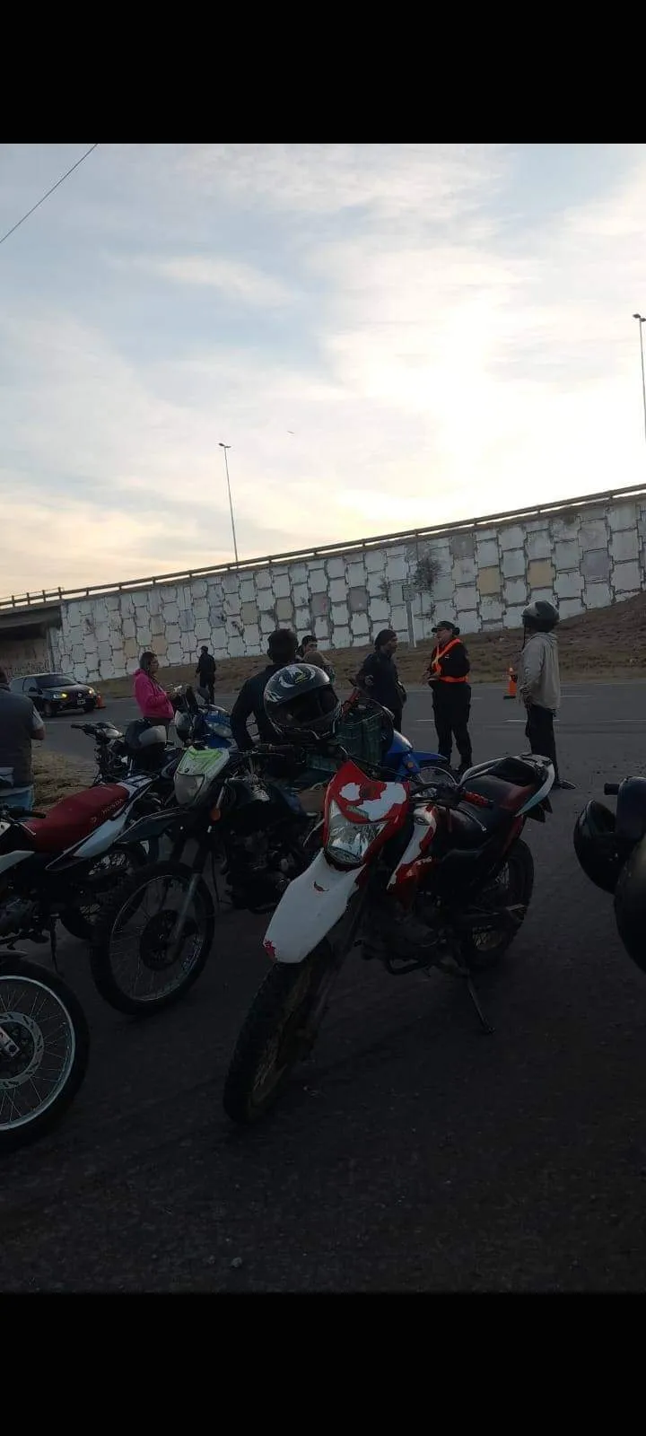Un auto y una moto colisionaron