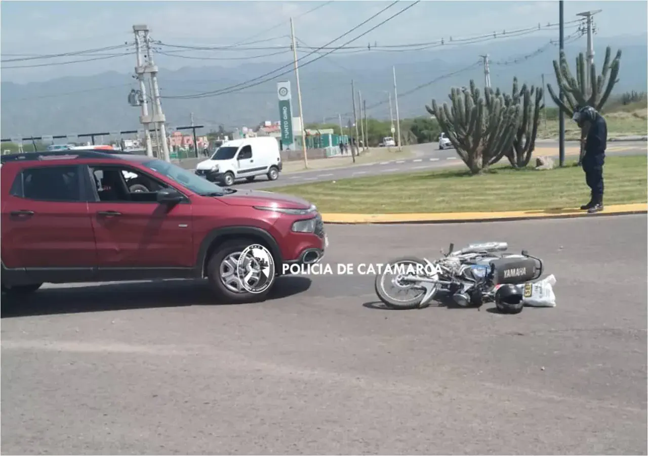 Un auto y una moto protagonizaron un siniestro vial