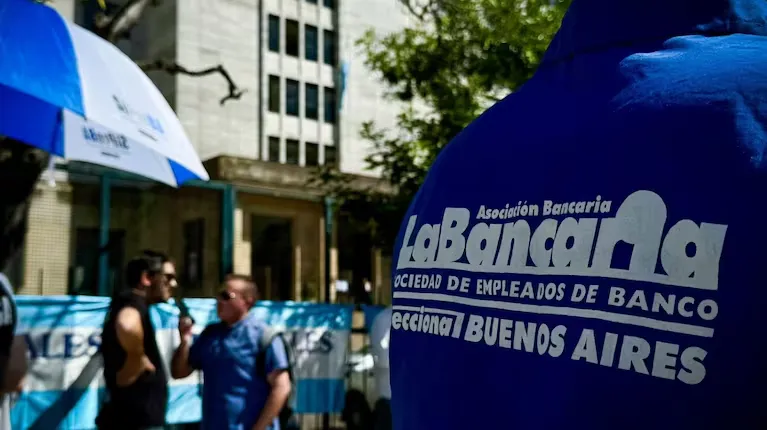 Un automóvil chocó contra un poste del tendido eléctrico