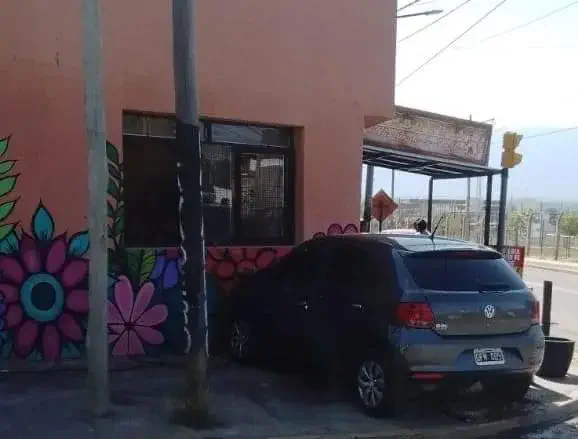 Un automóvil se estrelló contra un comercio