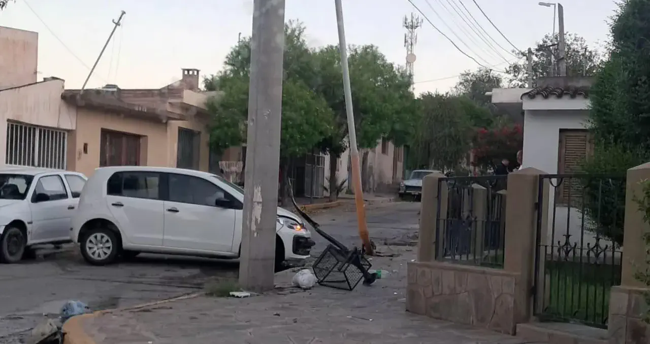 Un automovilista chocó contra un poste