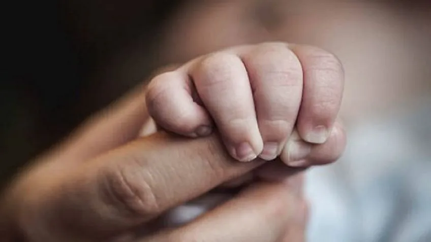 Un bebé convulsionando pasó por la Comisaría, luego al Mini Hospital y después al Hospital de Niños