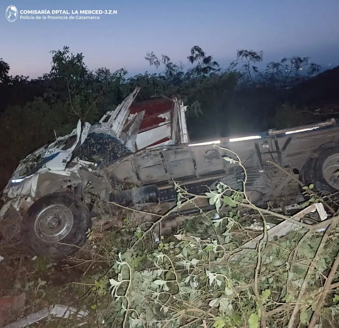 Un camión cayó a un precipicio en la Cuesta del Totoral: dos heridos
