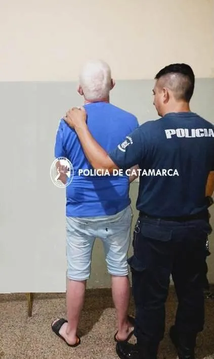 Un camión quedó atascado y un motociclista se cayó por el mal estado de las calles