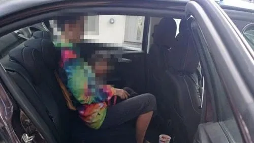 Un chico de 13 años apuñaló por la espalda a su profesor