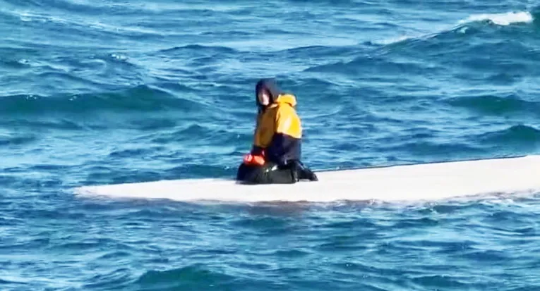Un chico de 15 años sobrevivió tres días sobre un bote volcado en el mar helado de Alaska